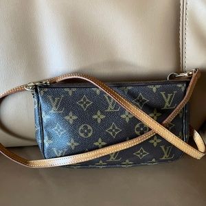 Louis Vuitton pochette crossbody